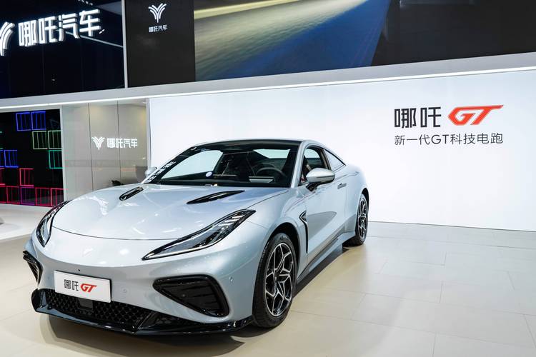 广州270哪吒汽车在智能汽车领域的表现，领途汽车在新能源汽车市场中的影响力